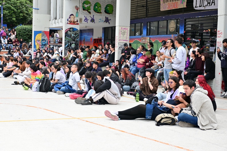Estudiantes de la Universidad Pedagógica Nacional en las instalaciones de la Calle 72, fotografía que hace referencia a la atención al público